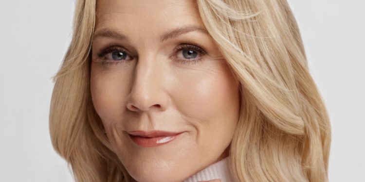 Jennie Garth Partners With IT Cosmetics, Reflects on Her ‘90210’ Style