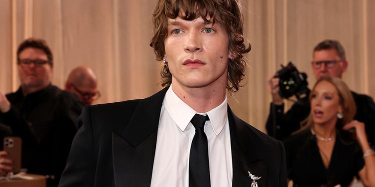 Your ‘Heated Rivalry’ Crush Just Wore Your Favorite Brow Gel