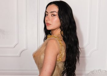 Relaxed Waves Are Winter’s Biggest Red Carpet Hair Trend