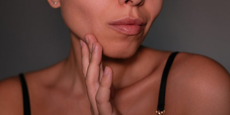The Best Ways to Sharpen Your Jawline, According to Experts