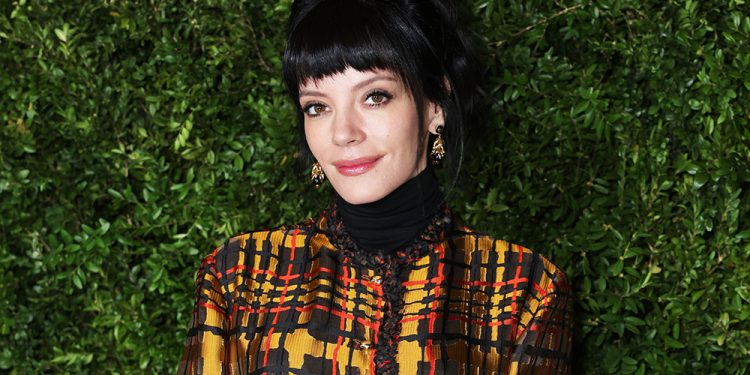 Lily Allen’s Chic Manicure Combines Two Big Nail Trends