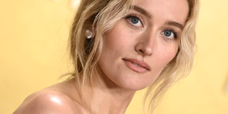 Sarah Pidgeon’s Red Carpet Glow Came From a $20 Beautyblender