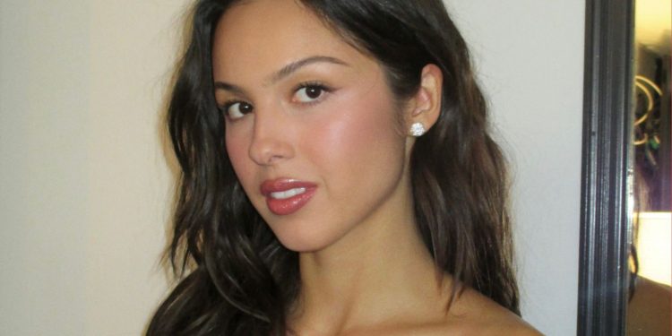 The Blurring Trick Behind Olivia Rodrigo’s Glowing ‘SNL’ Skin
