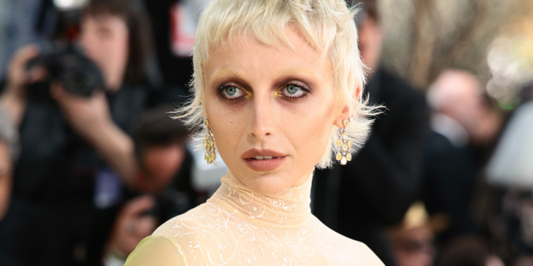 Bleached Brows Are Back, But There’s a Right Way to Do Them