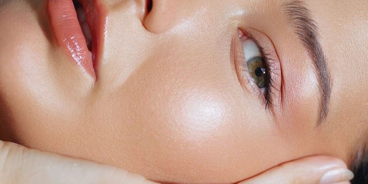 A Celebrity Makeup Artist Just Convinced Me to Use Blush as a Color Corrector