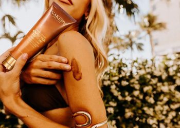 This Fragrance-Free Self-Tanner Is Giving Professional Spray Tan Results