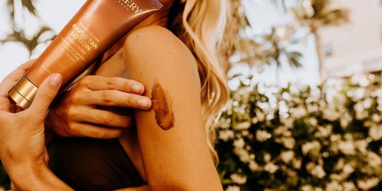 This Fragrance-Free Self-Tanner Is Giving Professional Spray Tan Results